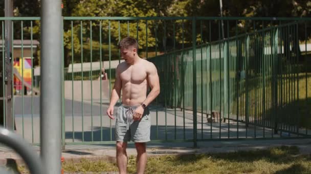 Homem Atlético Caucasiano Topless Muscular Fazendo Exercício Bandeira Humana Força — Vídeo de Stock