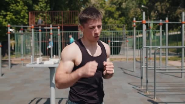 Homem Musculoso Atlético Caucasiano Sportswear Fazendo Esporte Treinamento Sombra Boxe — Vídeo de Stock