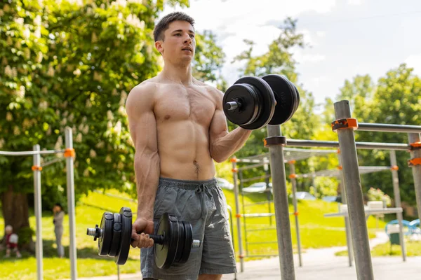 Atletisk Kaukasisk Topless Muskulös Man Gör Armar Tyngdlyftning Hantlar Övningar — Stockfoto