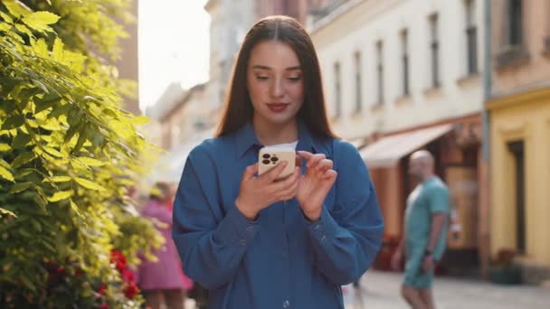 Leende Ung Kvinna Med Hjälp Smartphone Skriva Sms Surfa Internet — Stockvideo