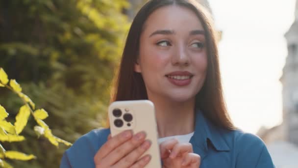 Retrato Mulher Jovem Usando Smartphone Digitando Mensagens Texto Procurando Uma — Vídeo de Stock