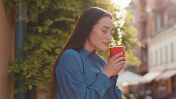아침에 냄새나는 커피나 밖에서 마시는 도시를 소녀가 거리에서 햇볕을 커피를 — 비디오