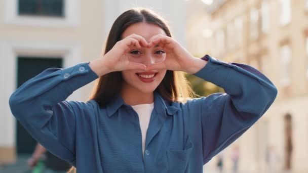 Amo Mulher Bonita Faz Símbolo Amor Mostrando Sinal Coração Para — Vídeo de Stock