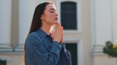 Tanrı 'ya kapalı gözlerle dua eden genç bir kadının portresi dışarıda kutsama, yardım ve af diliyor. Güneşli şehir caddesinde el ele tutuşan güzel kız şans diliyor. Kasaba dini yaşam tarzları