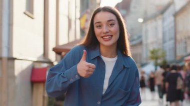 Gibi. Mutlu, genç ve güzel bir kadın kameraya olumlu bir bakış atıyor, olumlu bir geri bildirim imzalıyor gibi. Şehir caddesinde yürüyen güzel bir kız. Şehir yaşam tarzları açık havada