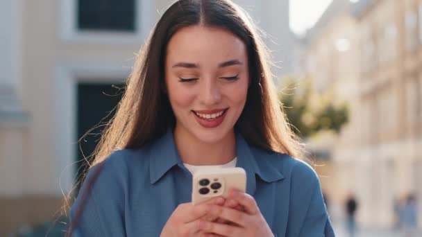 Uśmiechnięta Młoda Kobieta Korzystająca Smartfona Wpisująca Wiadomości Tekstowe Przeglądająca Internetową — Wideo stockowe