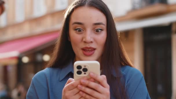 세상에 세상에 놀랍게 여성들은 이기는 축하하는 전화를 사용하고 광고의 온라인 — 비디오