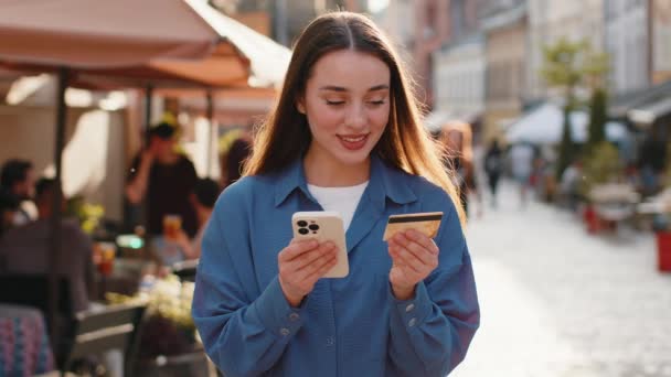 Młoda Kobieta Używająca Smartfona Kartą Kredytową Podczas Przelewu Pieniędzy Kupuje — Wideo stockowe