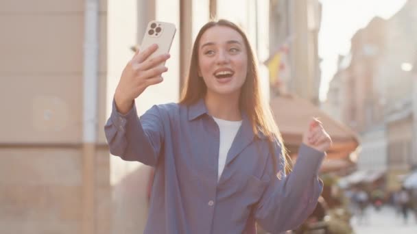 Joven Blogger Bastante Mujer Tomando Selfie Teléfono Inteligente Comunicación Videollamadas — Vídeo de stock