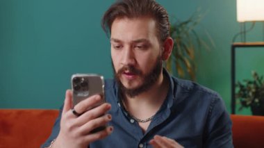 Lübnanlı mutlu adam cep telefonu daktilosu kullanıyor ve 