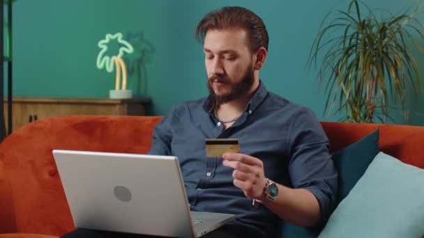 Junger Libanesischer Mann Mit Kreditkarte Und Laptop Während Geld Überweist — Stockvideo