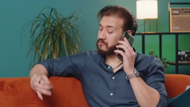 Счастливый Молодой Либанец Агент Недвижимости Поднимает Руку Показывая Ключи Квартиры — стоковое видео