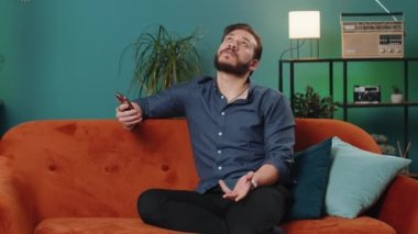 Komşularda tamirat. Sinirli deli adam, baş ağrısı ve sessizlik yüzünden rahatsız edici yastıklarla kanepe örtüsü altında gevşiyor. Evde ses yalıtımı olmayan ince duvarlar.