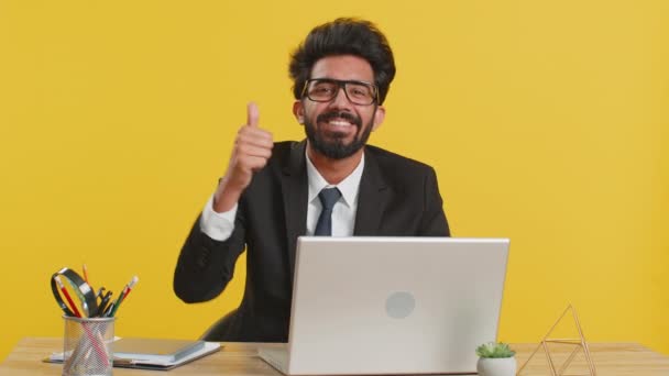 Tipo Jovem Empresário Indiano Feliz Trabalhando Laptop Olhando Aprovadamente Para — Vídeo de Stock