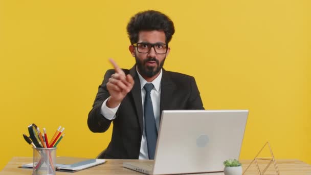 Indiska Affärsman Som Arbetar Laptop Skakar Fingret Och Säger Nej — Stockvideo