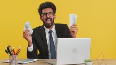 Hint iş adamı nakit para dolar banknotları kutlama, dans, başarı kariyer, piyango oyunu kazananı, büyük gelir, iş yerindeki zenginlik sarı arka planda izole edilmiş