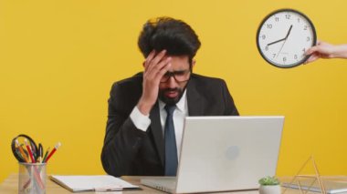 Anksiyete kontrolü yapan Hintli işadamı işe geç kalıyor, gecikiyor, iş yerinde son teslim tarihi. Hintli adam dizüstü bilgisayarda çalışıyor. Dakikalara, saatlere bakıyor, dakik olmak için endişeleniyor.