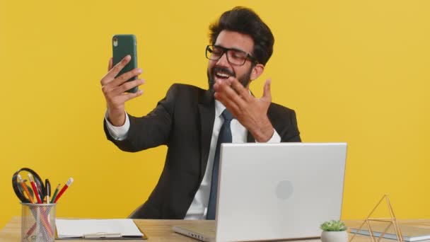 Indický Obchodník Telefonuje Online Konverzací Mluví Mobilního Reproduktoru Mává Stůl — Stock video