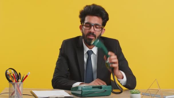 Indiai Üzletember Aki Idegesítette Unalmas Beszélgetéseket Évek Vezetékes Vintage Telefonján — Stock videók