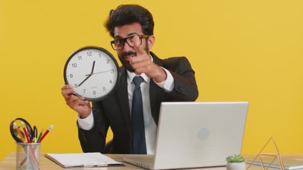 Nadszedł Twój Czas Szczęśliwy Hinduski Biznesmen Pokazujący Czas Zegarze Ściennym — Wideo stockowe