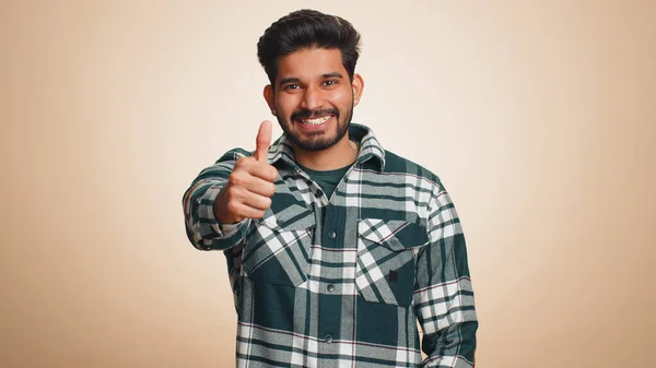 Типа Индийский Молодой Человек Рубашке Поднимает Большие Пальцы Вверх Соглашается — стоковое фото