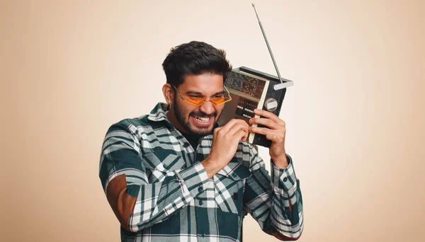 Indian Man Using Retro Tape Record Player Listen Music Disco — 图库照片