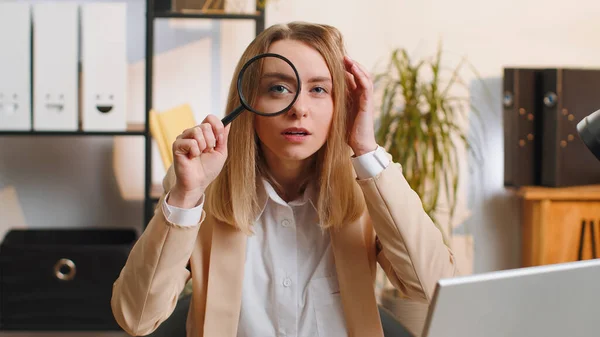 Investigator Researcher Scientist Businesswoman Working Office Holding Magnifying Glass Face — 图库照片