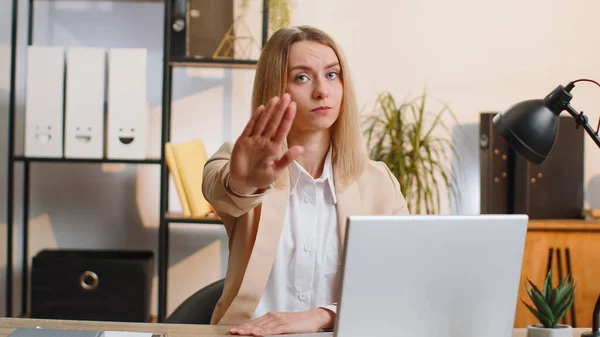 停下Stop 在笔记本电脑上工作的年轻女商人 警告结束 禁止进入 拒绝交流 肢体语言 危险的麻烦 办公室工作场所的女经理自由职业者 — 图库照片