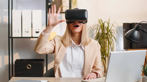 Mulher Negócios Usando Tecnologia Futurista Realidade Virtual Capacete Fone Ouvido — Fotografia de Stock