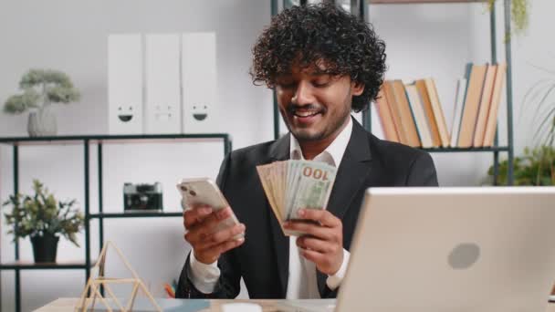 Счастливый Богатый Индийский Бородатый Бизнесмен Считая Деньги Наличными Использует Приложение — стоковое видео