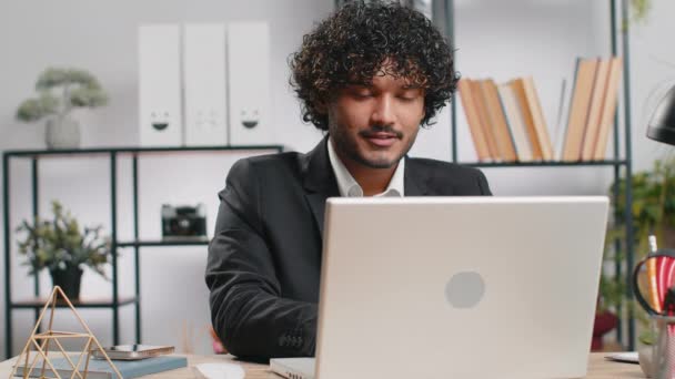 사업가가 사무실 책상에 노트북 있습니다 수염있는 프리랜서가 온라인으로 원격으로 일하고 — 비디오