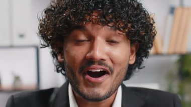 Aman Tanrım, vay canına. Ev işyerinde çalışan Hintli işadamı, kameraya bakıyor. Aniden kazanılan galibiyet, maç kazandıran loto hedefleri, iyi haberler. Profesyonel Yönetici Serbest Çalışan Adam