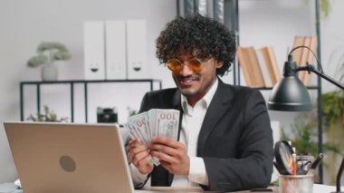 Hint iş adamı nakit para dolar banknotlarını tutuyor kutlama, dans, başarı kariyeri, piyango oyunu kazananı, büyük gelir, ofis iş yerindeki zenginlik. Uzak çalışma