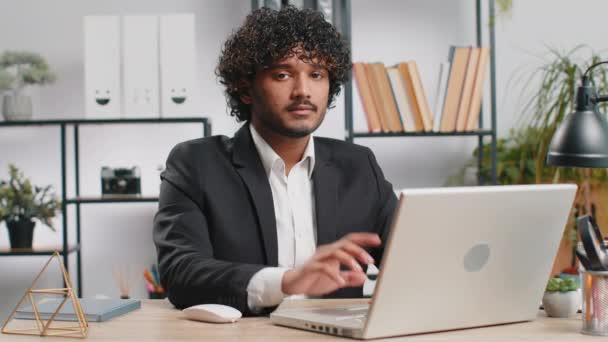 Indischer Junger Geschäftsmann Der Laptop Arbeitet Schüttelt Den Finger Und — Stockvideo