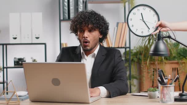 Индийский Бизнесмен Работает Офисном Ноутбуке Тревогой Проверяет Время Часах Опаздывает — стоковое видео