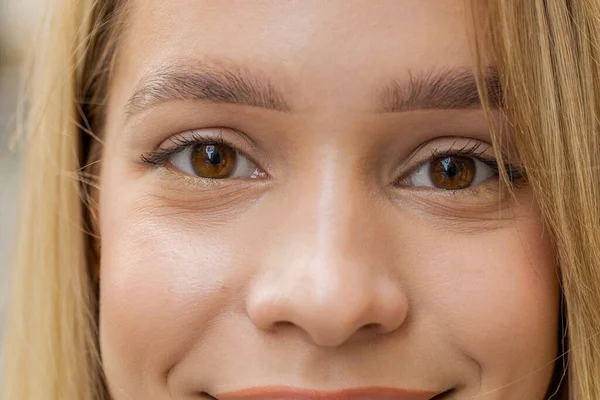 Ekstremalny Makro Portret Twarzy Młoda Piękna Blondynka Oczy Kobiety Patrzące — Zdjęcie stockowe