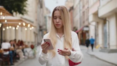 Sarışın genç kadın akıllı telefon daktilo kullanıyor. Ani piyango sonuçlarını kaybediyor. Kötü haber, servet kaybı, başarısızlık. Şehir sokaklarında gezen genç bir kız. Kasaba yaşam tarzları