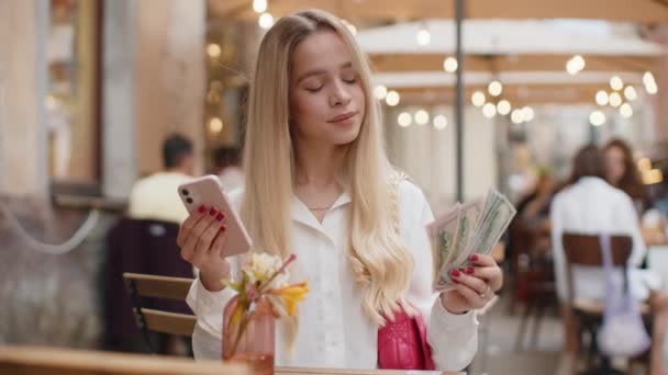 Mujer Rica Feliz Contando Dinero Efectivo Dólares Utilice Aplicación Calculadora — Vídeos de Stock