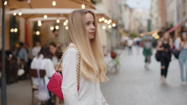 Portret Młodej Blondynki Turystki Spacerującej Miejskim Tle Ulicy Letni Dzień — Wideo stockowe