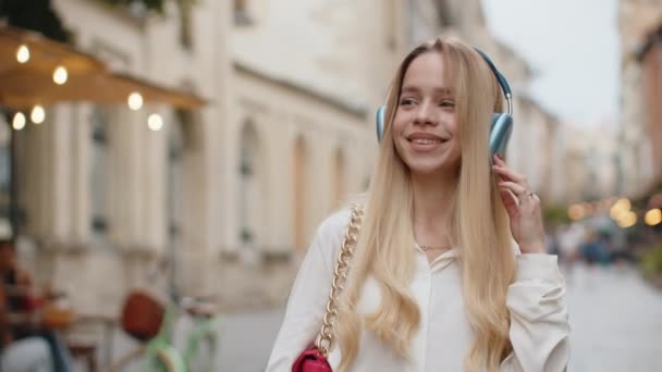Glücklich Entspannte Überglückliche Junge Frau Mit Kabellosen Kopfhörern Die Ihre — Stockvideo