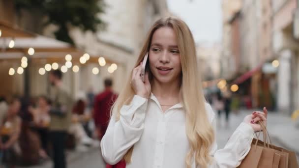 Щаслива Усміхнена Молода Жінка Шопоголік Споживач Після Продажу Повними Сумками — стокове відео