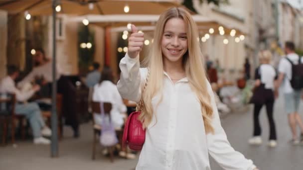 Som Glad Blond Ung Kvinna Tittar Positivt Kameran Visar Tummen — Stockvideo