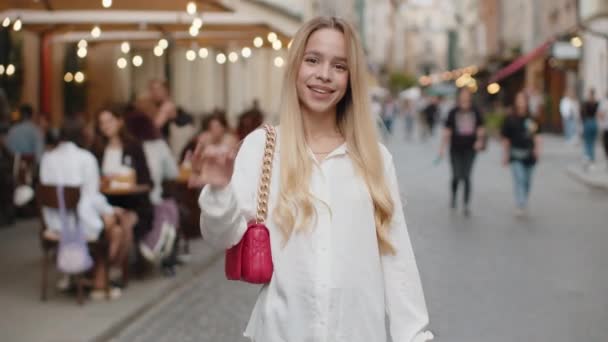 Tamam Mutlu Neşeli Genç Bir Kadın Kameraya Onaylayıcı Bir Şekilde — Stok video