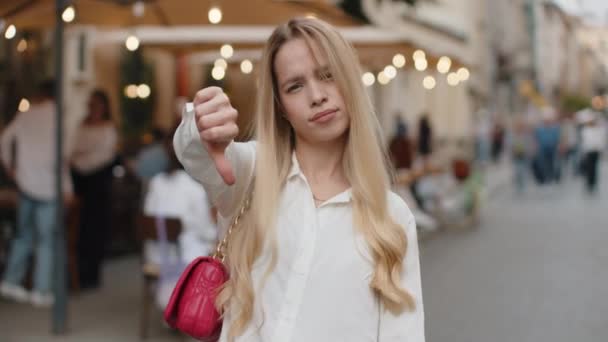 Niechęć Zdenerwowana Blondynka Pokazująca Kciuki Dół Znak Gestu Wyrażająca Niezadowolenie — Wideo stockowe