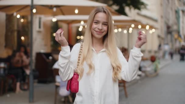 Wesoła Bogata Blondynka Pokazująca Marnowanie Pieniędzy Wokół Gestu Ręki Więcej — Wideo stockowe
