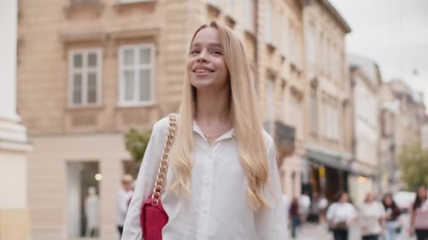 Porträtt Blond Ung Kvinna Turist Promenader Urban Stad Gatan Bakgrund — Stockvideo