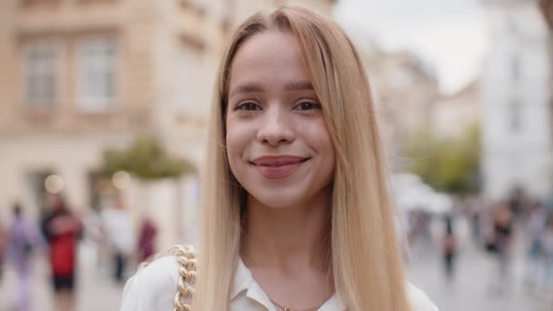 Portrét Šťastné Blonďaté Mladé Ženy Usmívající Přátelsky Spokojený Výraz Při — Stock video