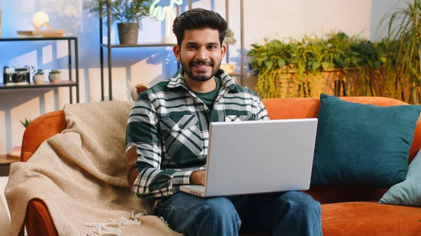 Indiano Uomo Libero Professionista Apre Computer Portatile Inizia Lavorare Istruzione — Foto Stock