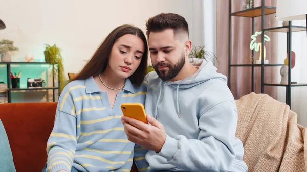 Młoda Rodzina Małżeństwo Para Mężczyzna Kobieta Używać Smartfona Wpisując Przeglądanie — Zdjęcie stockowe