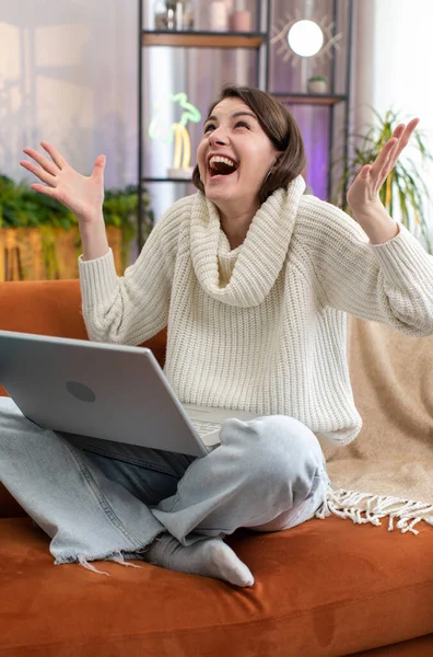 Mój Boże Zaskoczona Młoda Kobieta Pomocą Laptopa Otrzymywać Dobrą Wiadomość — Zdjęcie stockowe